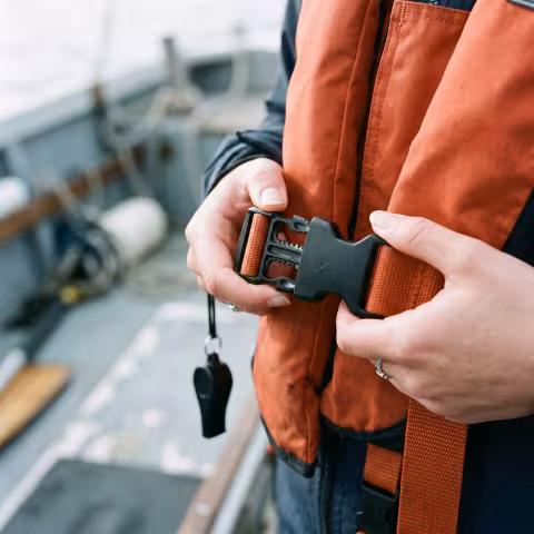 Life vest buckle fastening, macro — Course imagery, sea safety.